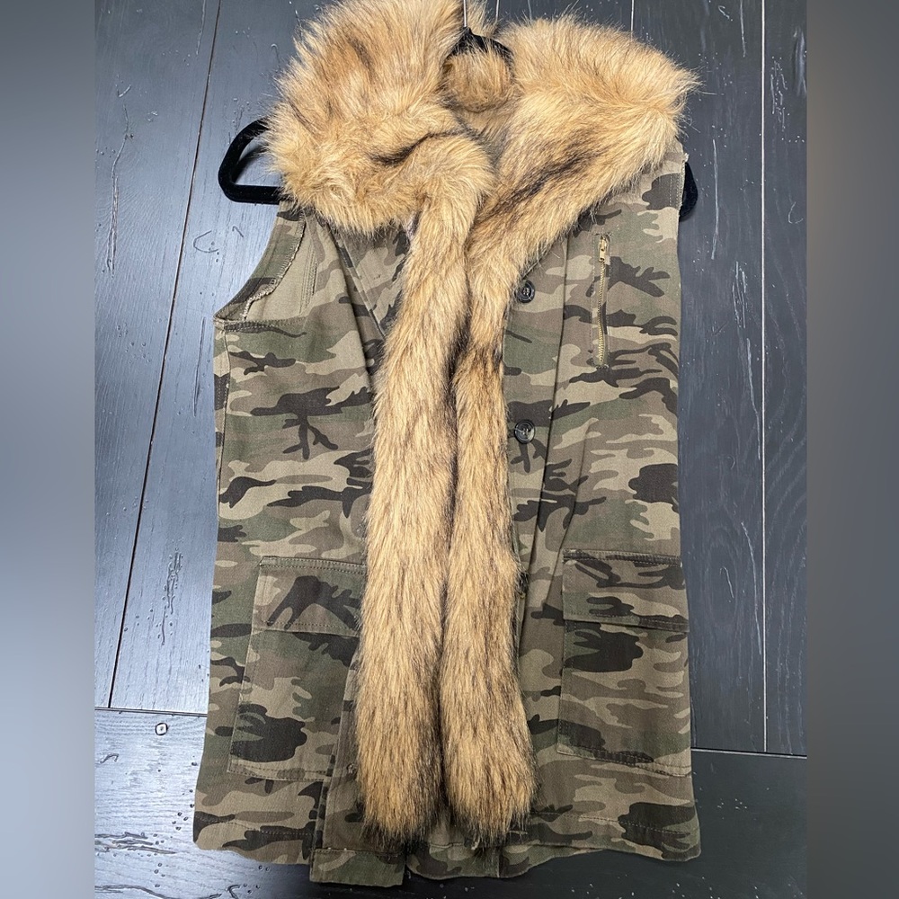 Camo vest with fur trim